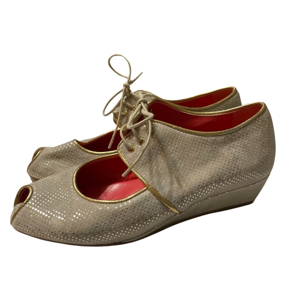 Pas de Rouge Beige Wedges